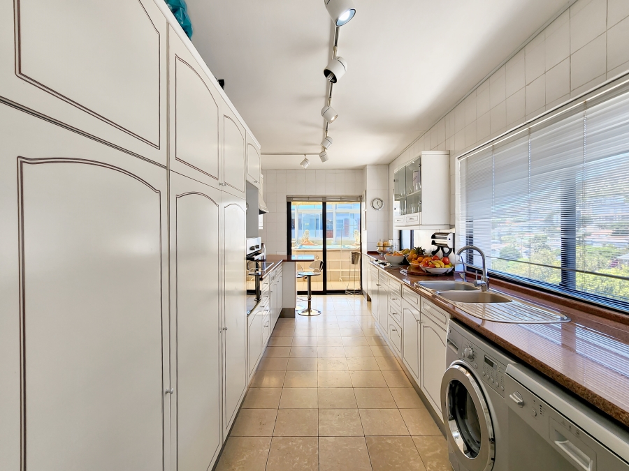 4 Bedroom Property for Sale in Sea Point Western Cape